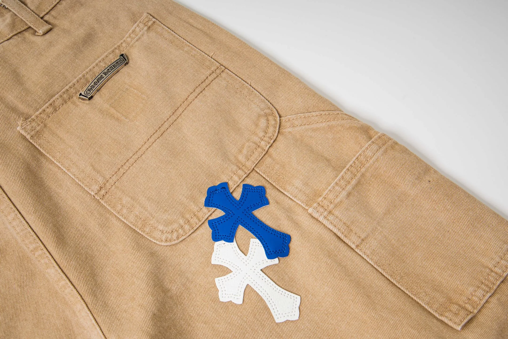 P280 Chrome Hearts khaki denim and white and blue multi-leather popular couple jeans are a hot trend this season and are sought after by countless celebrities and fashionistas. The neat details of the cutting process add color to the playful fashion! The neat and meticulous design, and the well-fitting structure is unique. The upper body not only has outstanding recognition, but also looks younger and younger. A style with the ultimate wearing meaning and performance, gorgeous color matching, and the craftsmanship of this style is also extremely extraordinary. After the finished product is washed, it is disassembled and hand-made with sheepskin cross leather and then spliced ​​together to complete. The whole piece has too many craftsmanship to describe. It is decorated with patchwork cross flowers and high-waisted washed jeans! ! Absolutely high-end luxury product, a god-level single product, a super popular product, made with top heavy industry, a must-see magic weapon that can't be missed. Style number: 1827# Size: 30 32 34 36 Color: Khaki